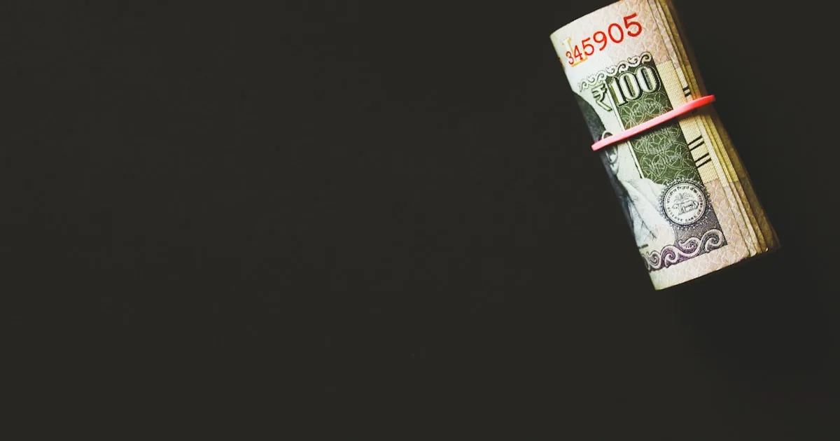 Dirigeant de TPE classant ses relevés de compte pro pour passer les frais bancaires en charge déductible