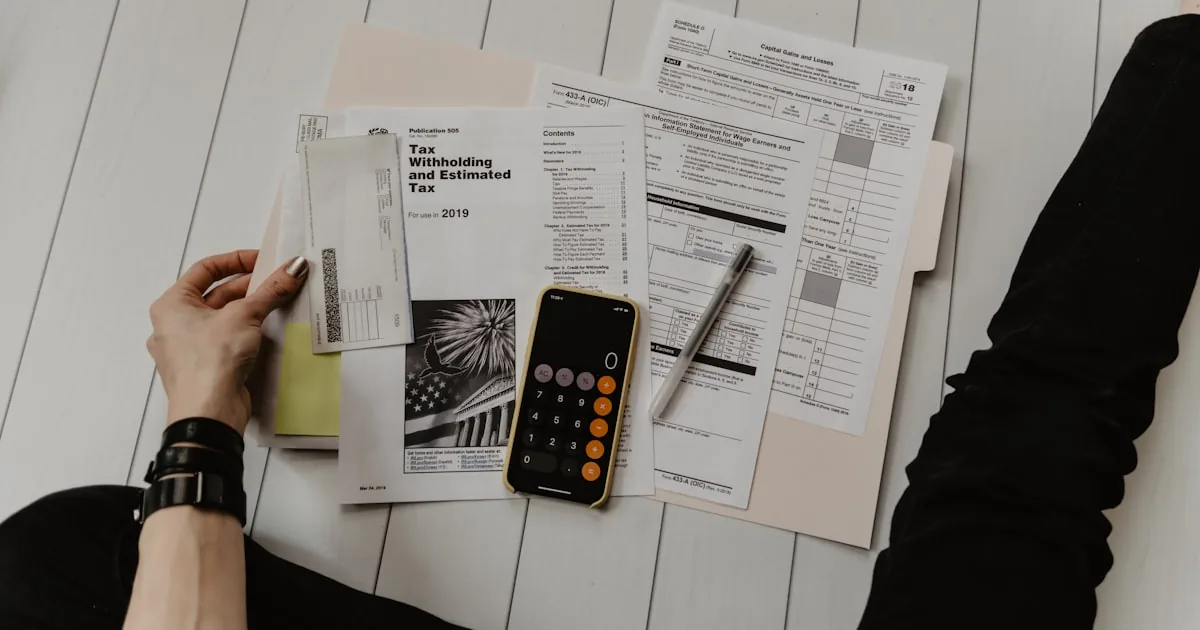 Dirigeant de TPE préparant sa déclaration de TVA et son télépaiement depuis son compte pro